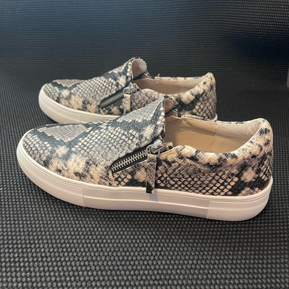 Steve Madden Gills Womens Sz 8 Shoes Beige Black Snakeskin Platform Sneakers Zip